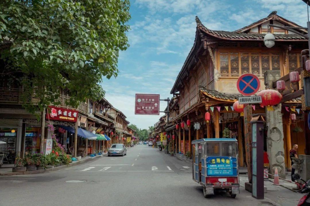央视聚焦：新能源汽车产业的繁荣与人才挑战